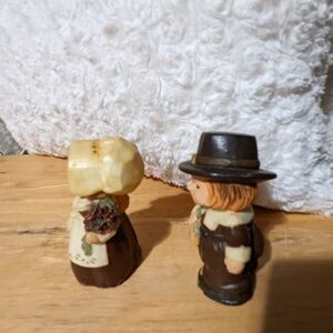 Vintage Thanksgiving pilgrim salt and pepper shakers.